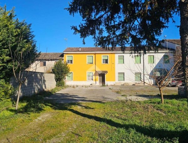 casa indipendente in vendita a Redondesco in zona Bologne