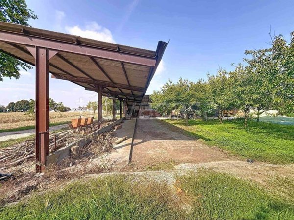 locale commerciale in vendita a Rivarolo Mantovano in zona Cividale Mantovano