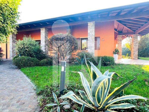 casa indipendente in vendita a Rodigo