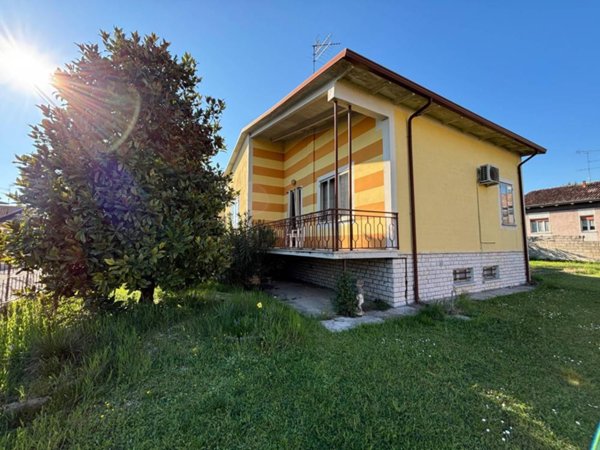 casa indipendente in vendita a Rodigo in zona Rivalta sul Mincio
