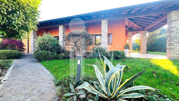 casa indipendente in vendita a Rodigo