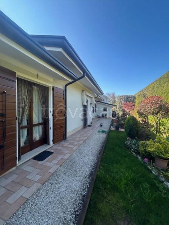 casa indipendente in vendita a Rodigo