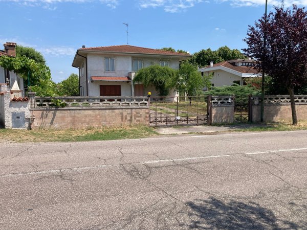 casa indipendente in vendita a Rodigo in zona Rivalta sul Mincio