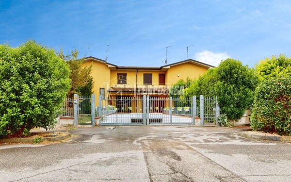 casa indipendente in vendita a Rodigo in zona Rivalta sul Mincio