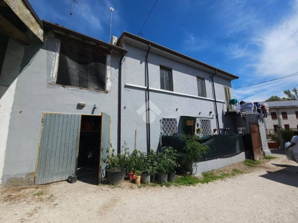 casa indipendente in vendita a Rodigo in zona Rivalta sul Mincio