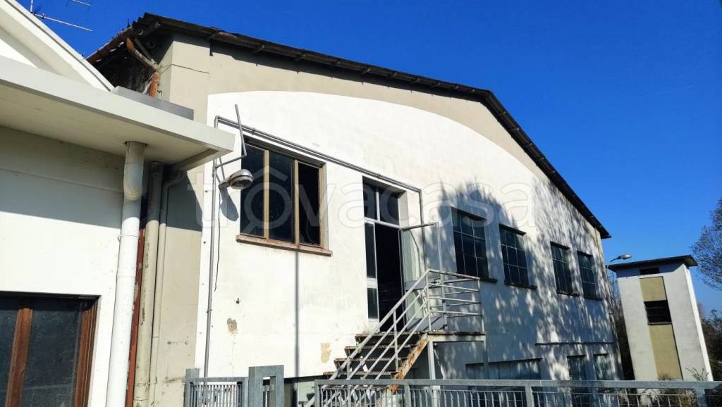 locale commerciale in vendita a Rodigo in zona Rivalta sul Mincio