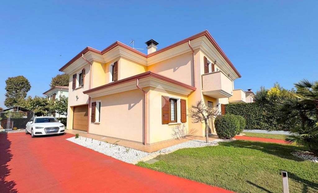 casa indipendente in vendita a Rodigo