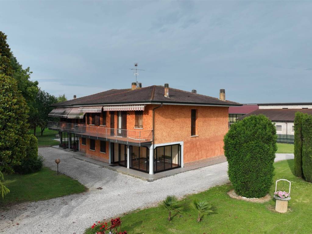 casa indipendente in vendita a Rodigo in zona Rivalta sul Mincio
