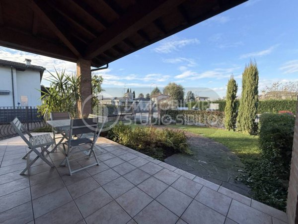 casa indipendente in vendita a Rodigo in zona Rivalta sul Mincio