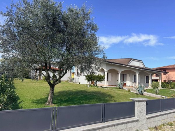 casa indipendente in vendita a Rodigo in zona Rivalta sul Mincio