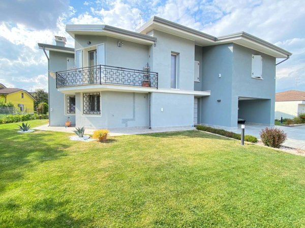 casa indipendente in vendita a Rodigo
