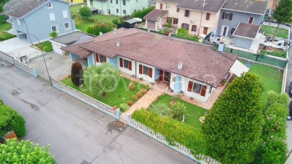 casa indipendente in vendita a Rodigo