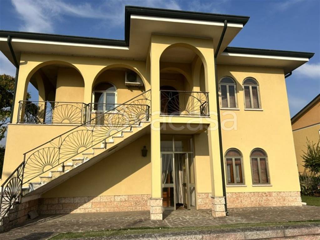 casa indipendente in vendita a Rodigo