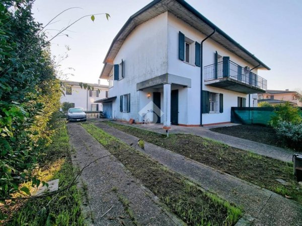 casa indipendente in vendita a Roncoferraro in zona Cadè