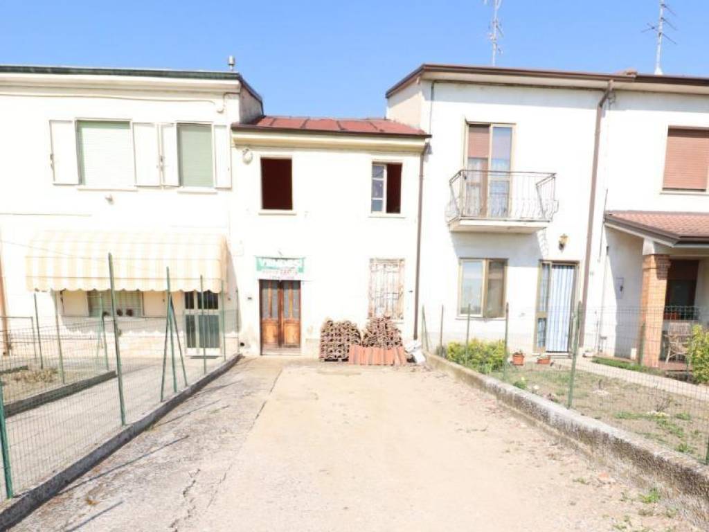casa indipendente in vendita a Roncoferraro in zona Nosedole