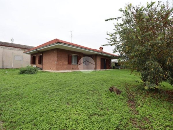 casa indipendente in vendita a Roncoferraro in zona Barbasso