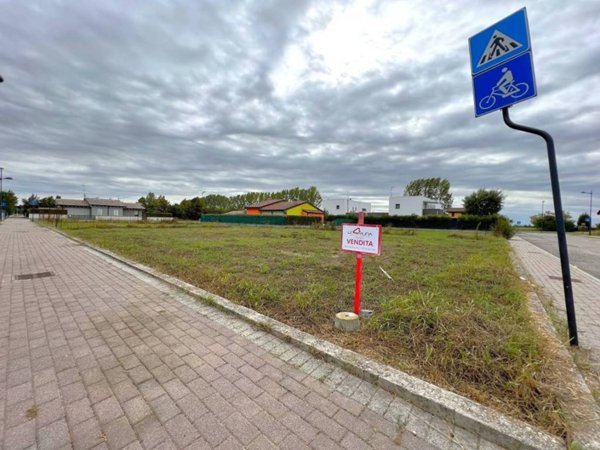 terreno edificabile in vendita a Roncoferraro