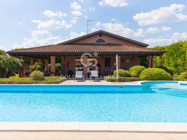 casa indipendente in vendita a Roncoferraro in zona Casale