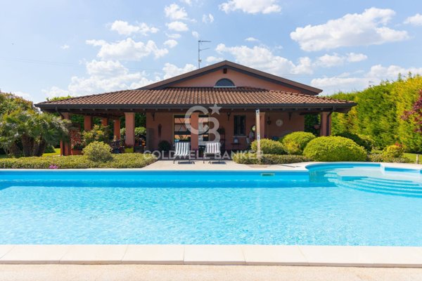 casa indipendente in vendita a Roncoferraro in zona Casale