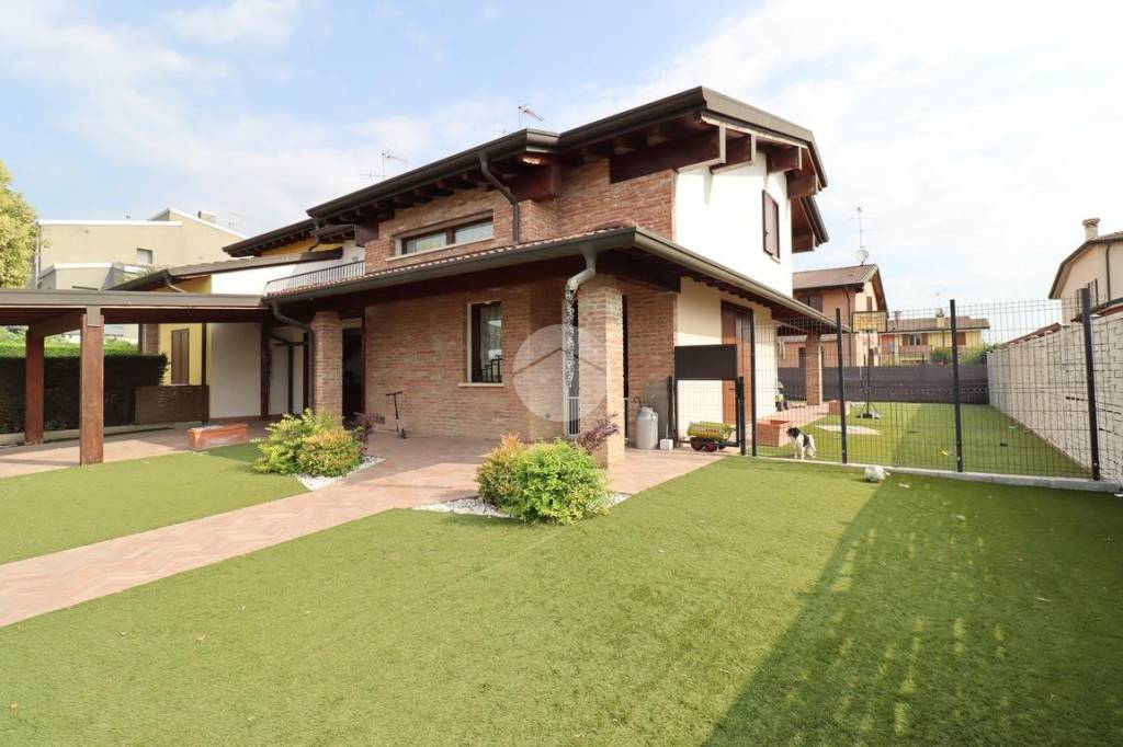 casa indipendente in vendita a Roncoferraro in zona Cadè