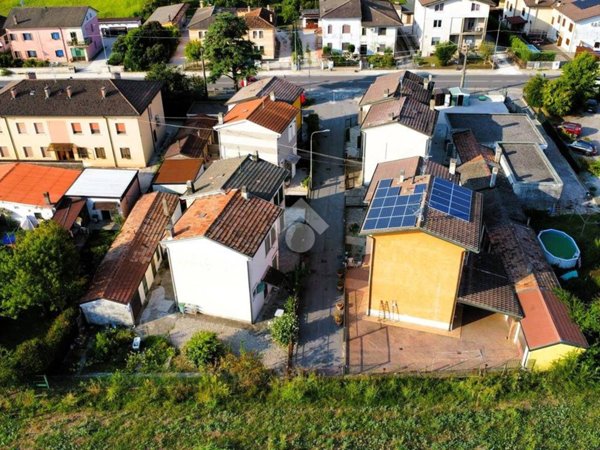 casa indipendente in vendita a Roncoferraro in zona Cadè