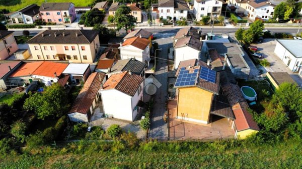 casa indipendente in vendita a Roncoferraro in zona Villa Garibaldi
