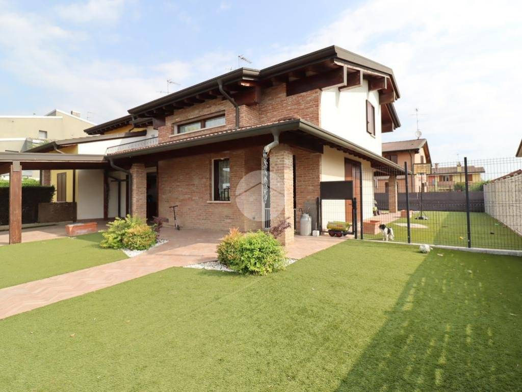 casa indipendente in vendita a Roncoferraro in zona Cadè