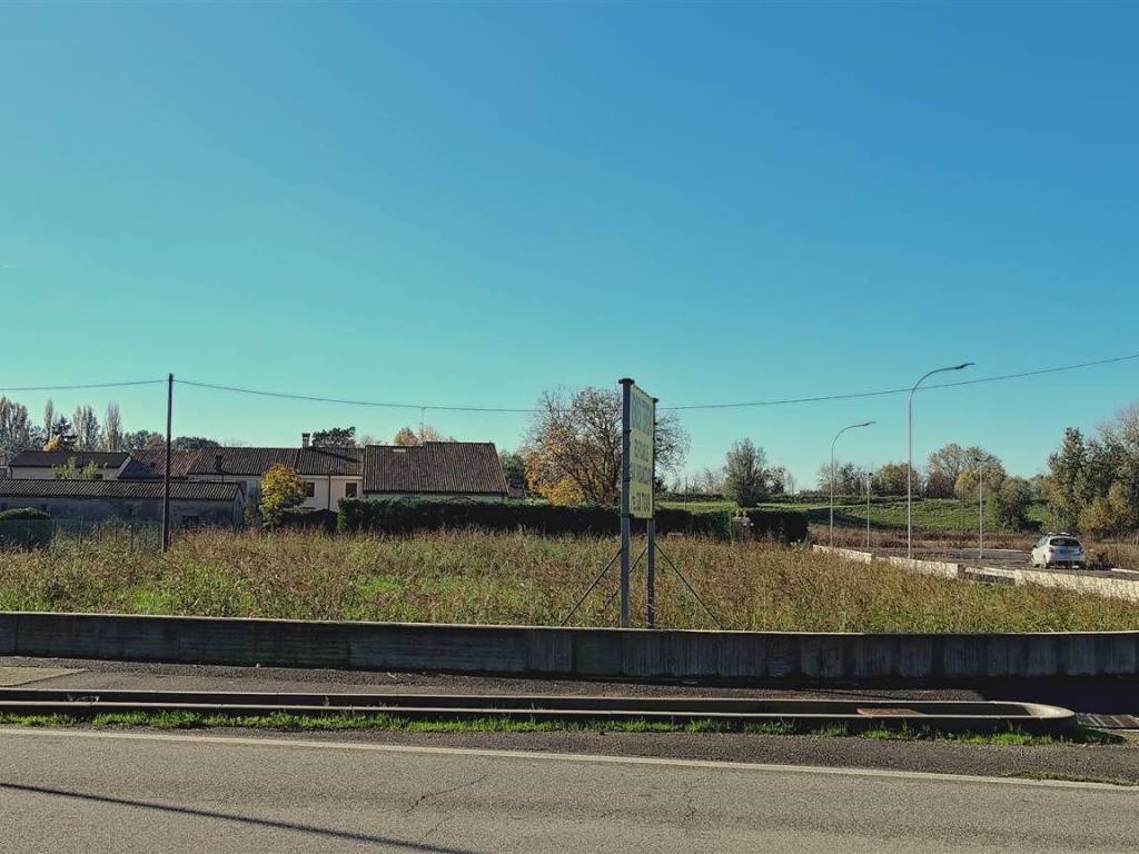 terreno edificabile in vendita a Roncoferraro in zona Governolo