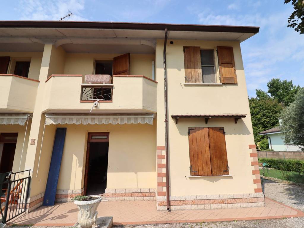 casa indipendente in vendita a Roncoferraro in zona Castelletto Borgo