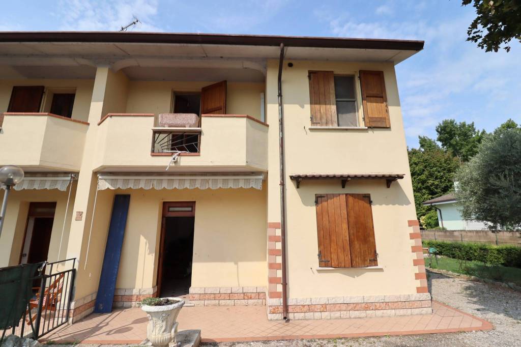 casa indipendente in vendita a Roncoferraro in zona Castelletto Borgo