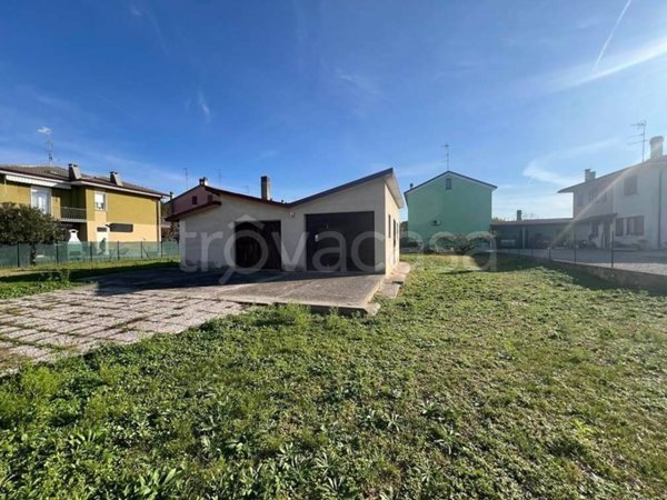 casa indipendente in vendita a Roncoferraro in zona Casale