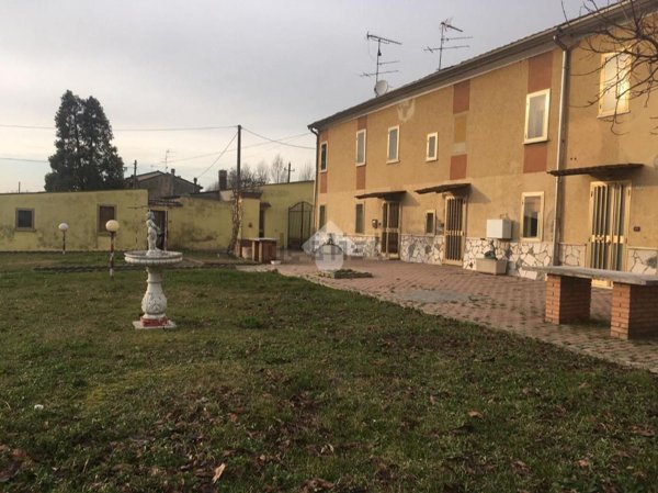 casa indipendente in vendita a Roncoferraro in zona Casale