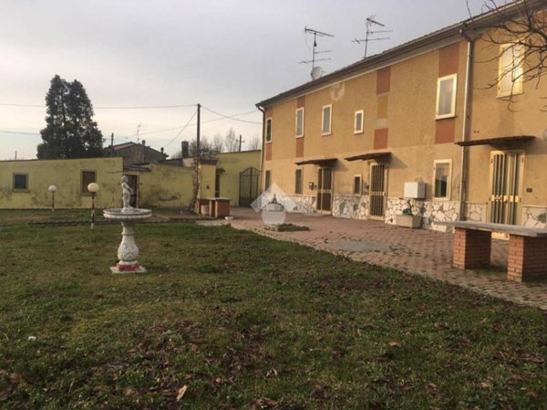 casa indipendente in vendita a Roncoferraro in zona Casale