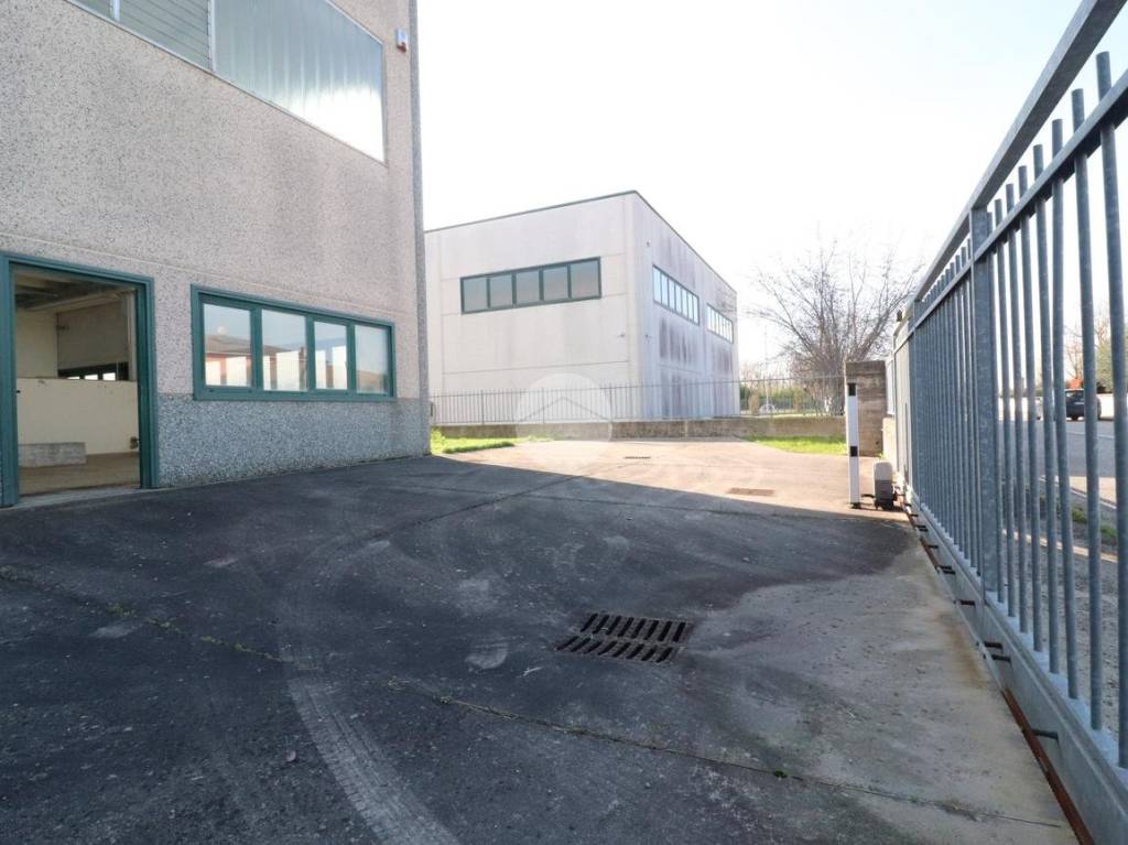 locale commerciale in vendita a Roncoferraro in zona Barbassolo