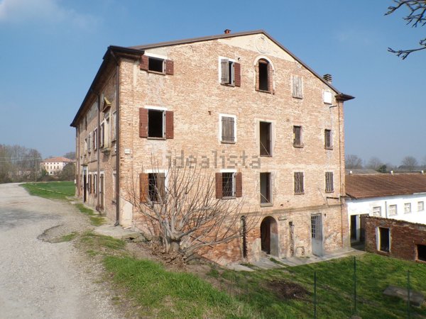 casale in vendita a Roncoferraro in zona Casale