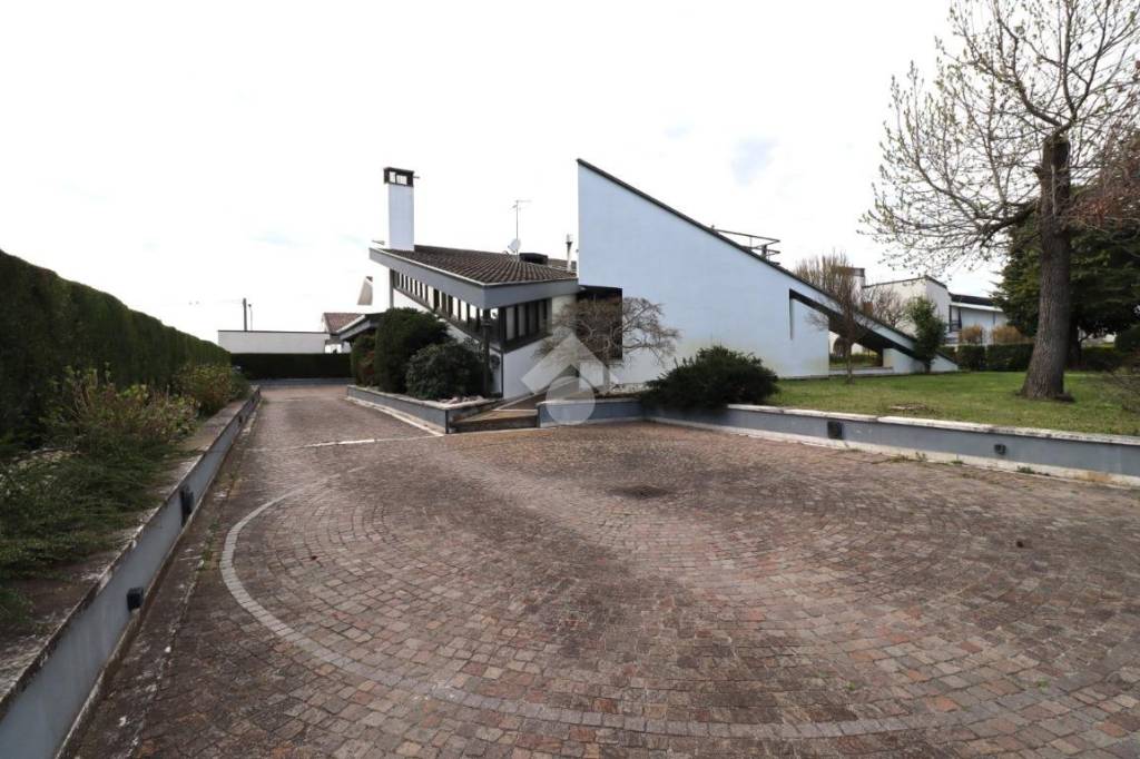 casa indipendente in vendita a Roncoferraro in zona Castelletto Borgo