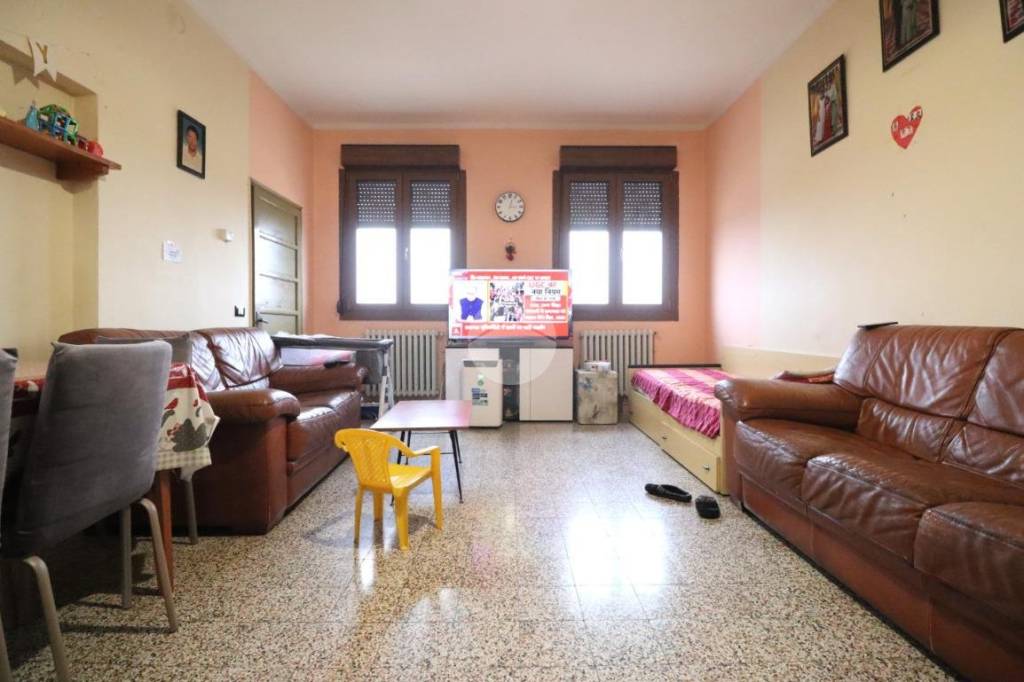 casa indipendente in vendita a Roncoferraro in zona Villa Garibaldi