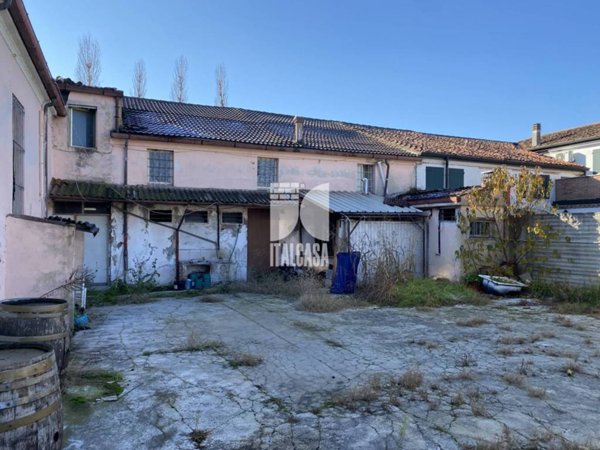 casa indipendente in vendita a Roncoferraro in zona Villa Garibaldi