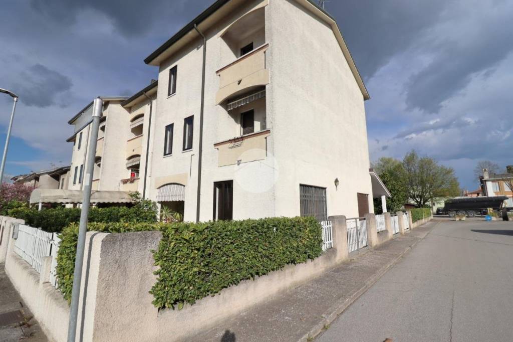 casa indipendente in vendita a Roncoferraro in zona Barbasso