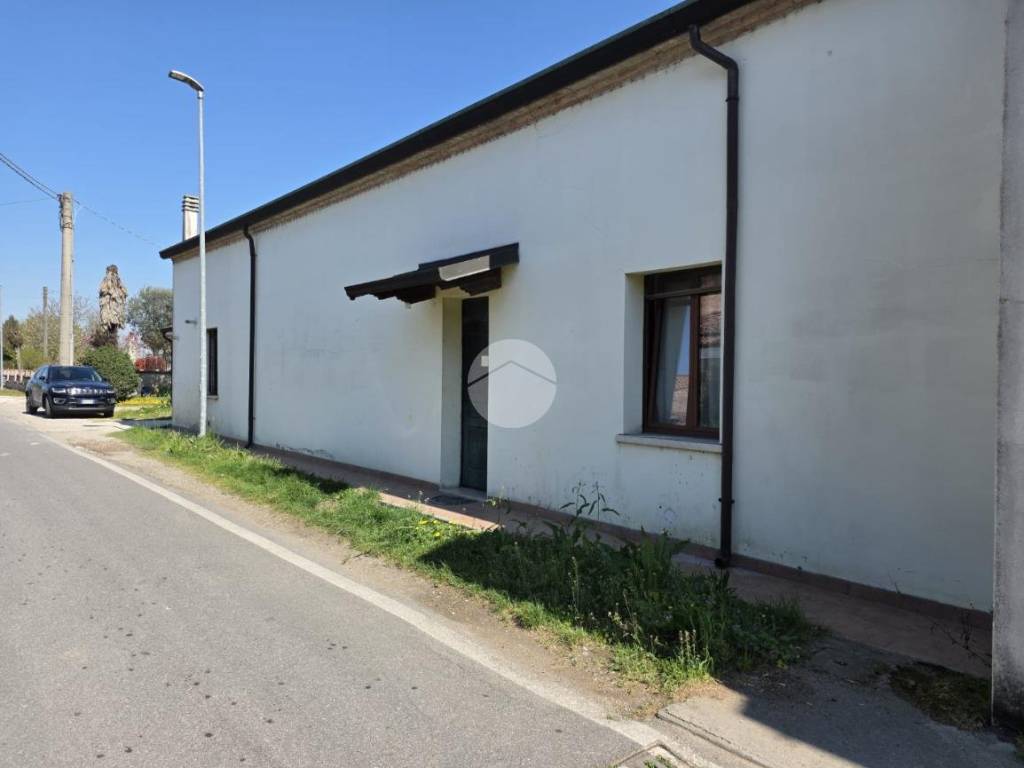 casa indipendente in vendita a Roncoferraro in zona Villa Garibaldi