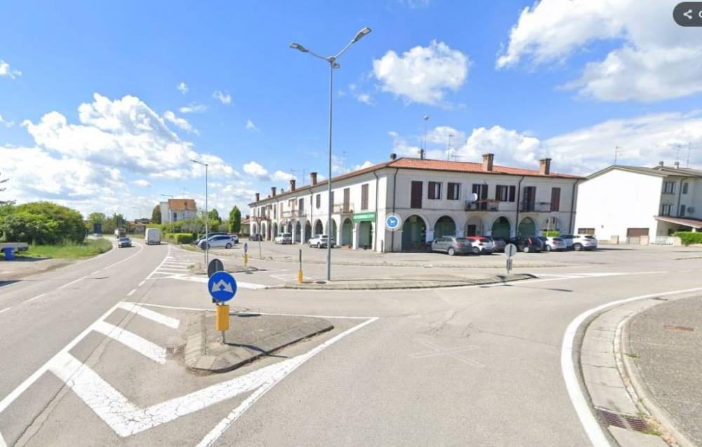 negozio in vendita a Roncoferraro in zona Barbasso