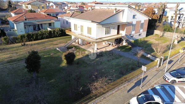 casa indipendente in vendita a Roverbella