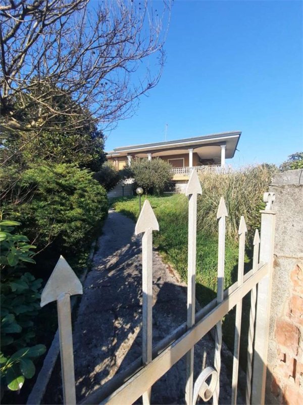 negozio in vendita a Roverbella