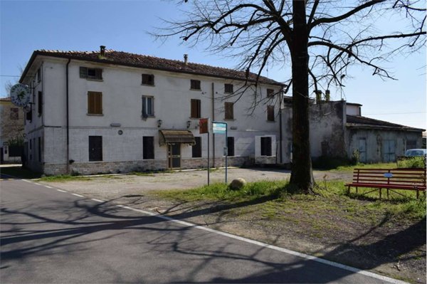 intera palazzina in vendita a Roverbella in zona Pellaloco