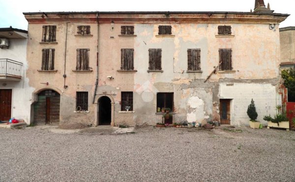 casa indipendente in vendita a Roverbella in zona Malavicina