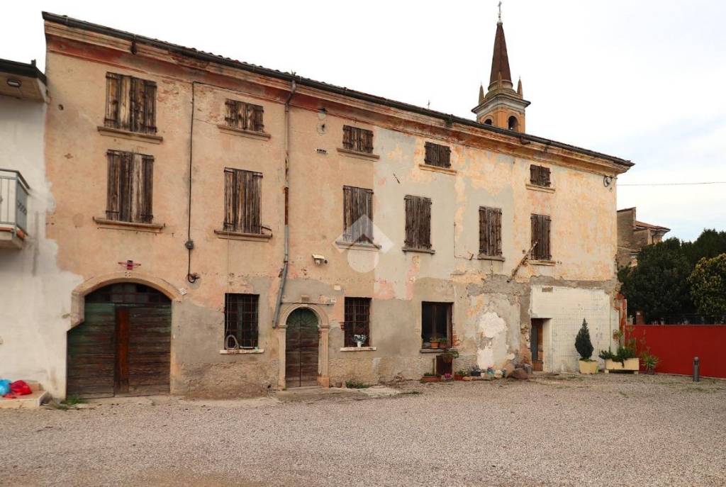 casa indipendente in vendita a Roverbella in zona Malavicina