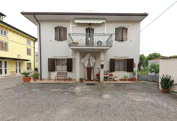 casa indipendente in vendita a Roverbella in zona Malavicina