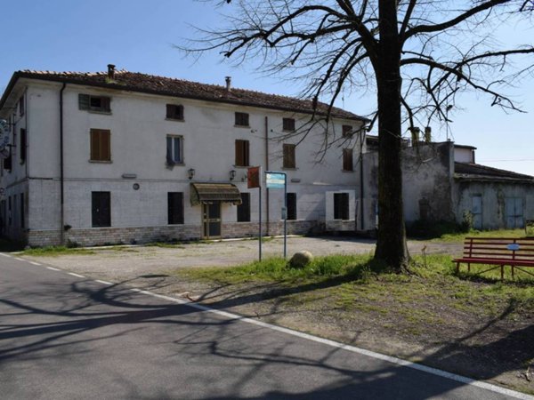 locale commerciale in vendita a Roverbella in zona Pellaloco