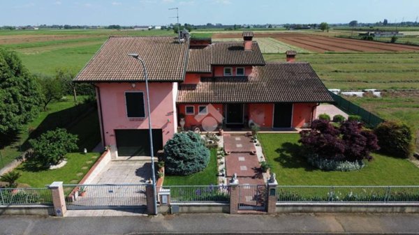 casa indipendente in vendita a Roverbella in zona Malavicina
