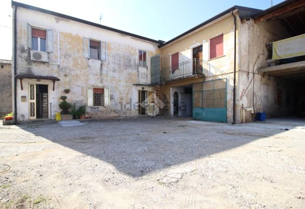 casa indipendente in vendita a Roverbella in zona Malavicina